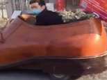 Չինացին երթեւեկում է կոշիկ-մեքենայով