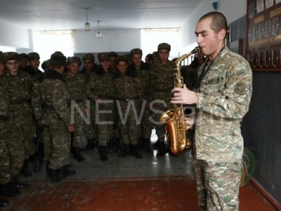 Jingle Bells` շարային քայլերգի փոխարեն. զինվորական նվագախմբի 19-ամյա սաքսոֆոնահարի նվերը