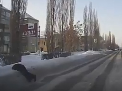 Հարբած տղամարդը ընկնում է ձյան մեջ