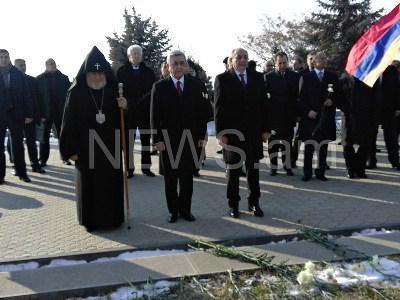 ՀՀ եւ ԼՂՀ բարձրաստիճան պաշտոնյաները այցելել են «Եռաբլուր» պանթեոն