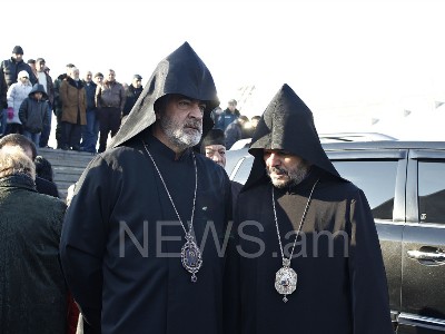 Դուք ինձ ձանձրացրիք. «Եռաբլուրում» լրագրողները հարցախեղդ են անում Նավասարդ արք. Կճոյանին