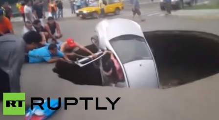 Պերուում երեքհոգանոց ընտանիքը մեքենայով հայտնվել է հանկարծակի բացված փոսում