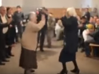Պարում են հայ տատիկները
