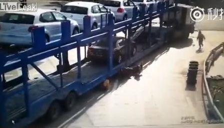 Փոքրիկը հրաշքով փրկվում է վրաերթից