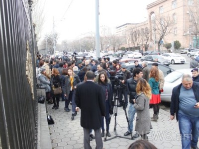 Լրագրողների բողոքի ակցիան՝ իրենց նախիր անվանած պատգամավորին պատժելու պահանջով