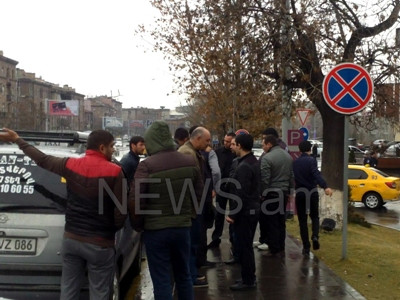 «Երեւան Մոլի» դիմաց անհատ տաքսու վարորդների բողոքի ակցիան շարունակվում է