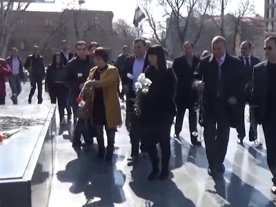 Քաղաքական գործիչները Մյասնիկյանի արձանի մոտ ծաղիկներ են դնում Մարտի 1-ի զոհերի հիշատակին