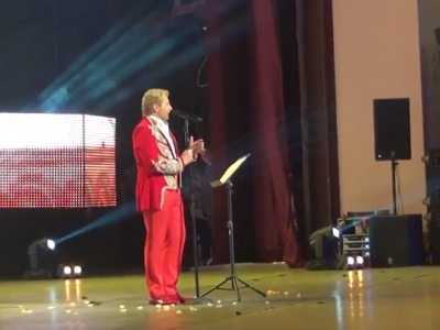 Նիկոլայ Բասկովը կատարում է «Երեւանի սիրուն աղջիկ»-ը