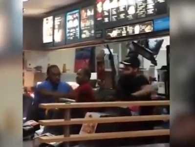 McDonald's-ի աշխատակիցը հարձակվում է մենեջերի վրա