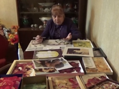 70-ամյա կինը ծաղկաթերթերից նկարներ է պատրաստում