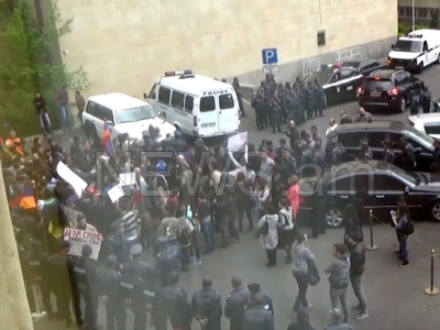 Ցուցարարները «Shame on you» վանկարկումներով ճանապարհեցին համանախագահներին