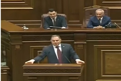 Գալուստ Սահակյանին ԱԺ նիստերի դահլիճում դիմավորեցին ծափահարություններով