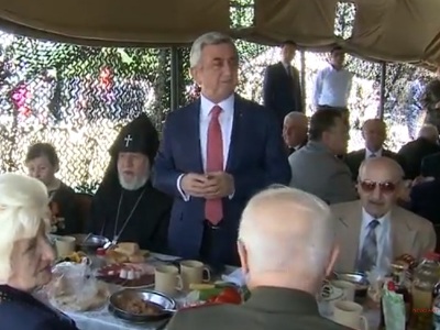 Սերժ Սարգսյանը վետերանների հետ մասնակցել է զինվորական ճաշկերույթին