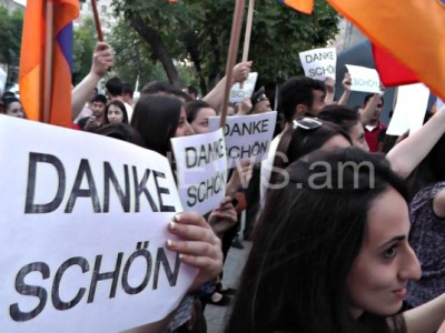 Danke schön. հայ երիտասարդների ակցիան Գերմանիայի դեսպանատան շենքի մոտ