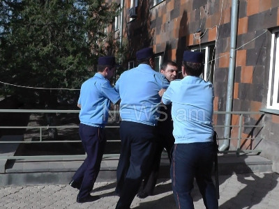 Միջադեպ Հայկազ Բարսեղյանի սպանության գործով դատական նիստի ընդմիջմանը