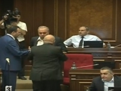 Վունդերկինդ, հանգիստ նստի տեղդ, թե չէ ես կհանգստացնեմ. Այվազյան vs Բագրատյան