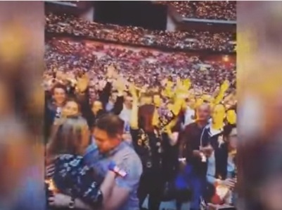 Ամուսնության յուրահատուկ առաջարկություն Coldplay ռոք խմբի համերգի ժամանակ