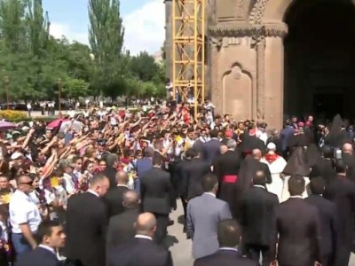 Էջմիածնում դիմավորում են Հռոմի Պապին