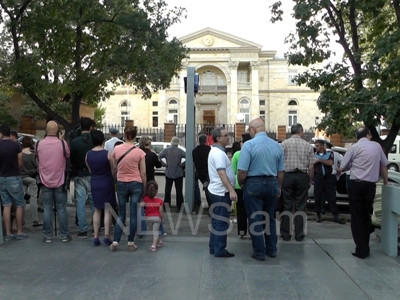 Քաղաքացիները հավաքվել են նախագահականի դիմաց` Հռոմի Պապին տեսնելու