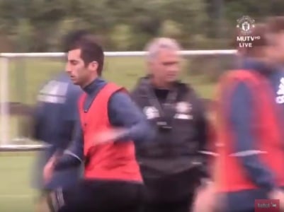 Henrikh Mkhitaryan trains at Man United