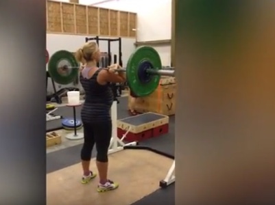 Incredible woman lifts 45kg weights whilst pregnant