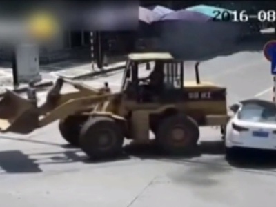 Տրակտորը հարվածում է կայանված մեքենային