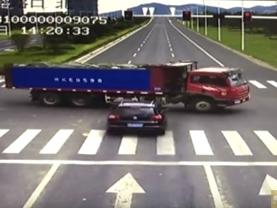 Մեքենան կարմիր լույսի տակով անցնում է եւ հարվածում բեռնատարի