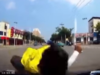 Ավտոմեքենային հանդիպակաց եկող մոտոցիկլավարը վթարի է ենթարկվում ու մի կողմ շպրտվում