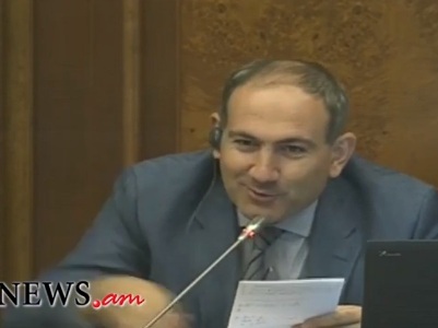 Դուք Սերժ Սարգսյանի լուսանկարը կախելո՞ւ եք Ձեր աշխատասենյակում. Փաշինյանը՝ Արթուր Դավթյանին