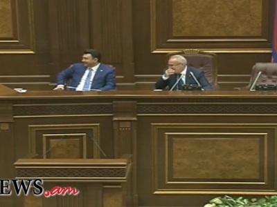 Էդ խոսալու բան կա՞, որ խոսում եք. Գալուստ Սահակյանը սաստեց պատգամավորներին