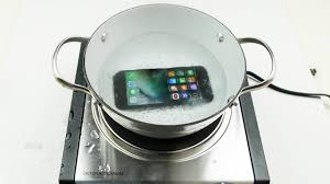 iPhone 7-ը դնում են եռացող ջրի մեջ. այն շարունակում է աշխատել