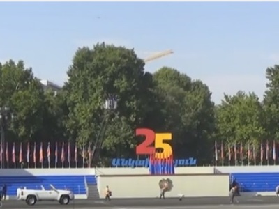 Քաղաքացիներն առավոտից Հանրապետության հրապարակում սպասում էին տոնական զորահանդեսի մեկնարկին