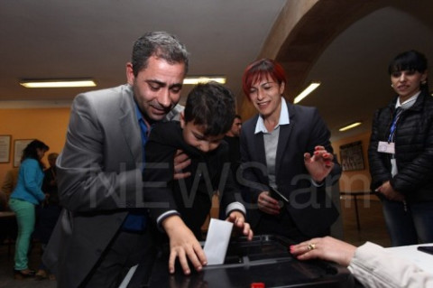 Ցուցակներ են դուրս բերում, հաշվարկներ են անում. ՀԱԿ թեկնածուն՝ Գյումրիում խախտումների մասին