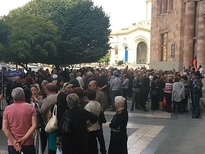 Նաիրիտցիները բողոքի ցույցը շարունակեցին նախարարության մոտ
