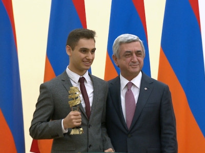 Սերժ Սարգսյանը ՏՏ ոլորտի պարգեւներ է հանձնել ուսանողներին եւ աշակերտներին