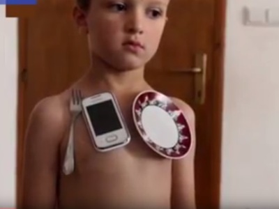 «Կենդանի մագնիս». տղան կրծքի վրա Iphone է պահում