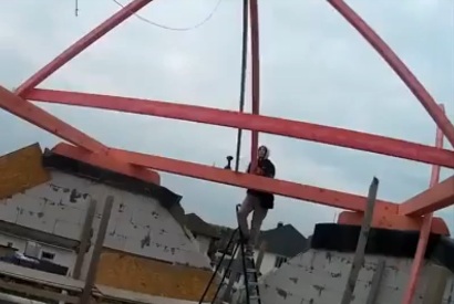Տղամարդն ընկնում է, երբ փորձում է կտուրը վերանորոգել