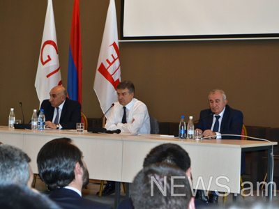 Եկել ենք կոնկրետ խոսենք, էմոցիոնալ ելույթներ պետք չեն. վարչապետը՝ համայնքապետին