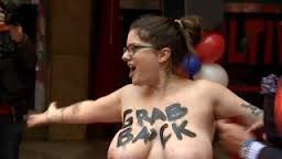 Տեսնել լրահոսը Femen շարժման կիսամերկ ակտիվիստը հարձակվել է Թրամփի մոմե արձանի վրա