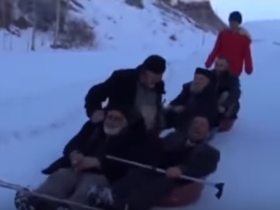 Թուրք թոշակառուները տաշտերով սահել են ձյունածածկ լեռան վրա