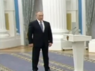 Պուտինի արձագանքը, երբ բաժակներով սկուտեղն ընկնում է գետնին