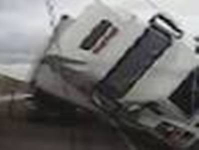 ԱՄՆ-ում բեռնատարը քամուց կողաշրջվել է