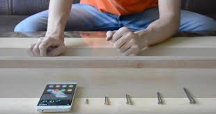 Տղամարդը IPhone-ով մեխ է մեխում