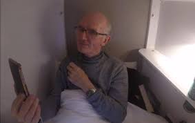 Թոշակառուն ուղիղ հեռարձակում է իրականացնում դագաղից