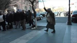 ՀՀԿ տատիկը հարձակվել է ցուցարար կանանց վրա