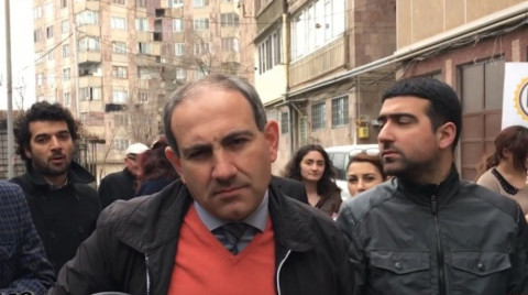 Էս գարաժի տիրոջից իմ կողմից ներողություն կխնդրեք. Փաշինյանը շարունակում է բակային քարոզարշավը