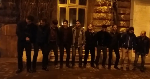 Молодые люди танцуют и поют на одной из остановок Еревана