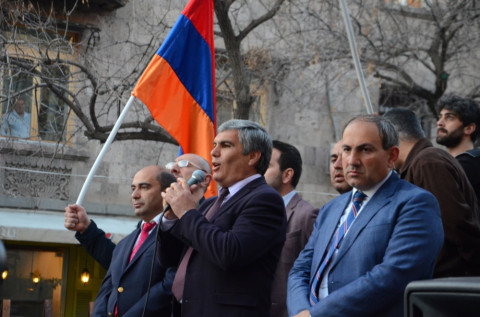 No comment. «Հանրապետականը» և «Բարգավաճը» Բոլիվուդից են, վերջում պարզվելու ա՝ հարազատ քույրեր են