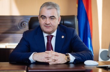 «Չինովնիկ» կարգավիճակից դուրս եք գալի. վարչապետը՝ Արման Սահակյանին
