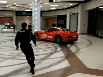 Երիտասարդը կարմիր Ferrari-ով ավտոմրցարշավ է կազմակերպել առեւտրի կենտրոնում